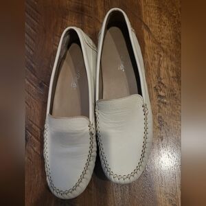 Women's Cream Loafers. Rose Petals Brand.  7.5N Driving Shoe Non Slip Bottoms